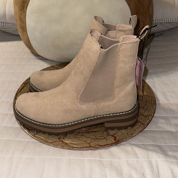 SERRA 8 PUTIAN Ivory Cream Tan Soles Combat Ankle Slip on Boots - Picture 4 of 13